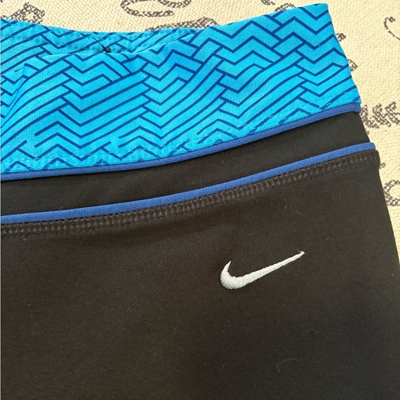 Nike Women’s Fit Dry Capri Cropped Leggings with Blue Patterned Waist Size Small - Picture 3 of 8